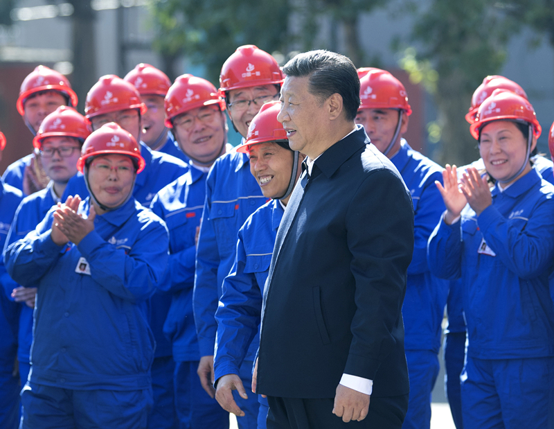 2018年9月26日,在中國(guó)一重集團(tuán),習(xí)近平總書記走到工人中間,同大家親切交流。