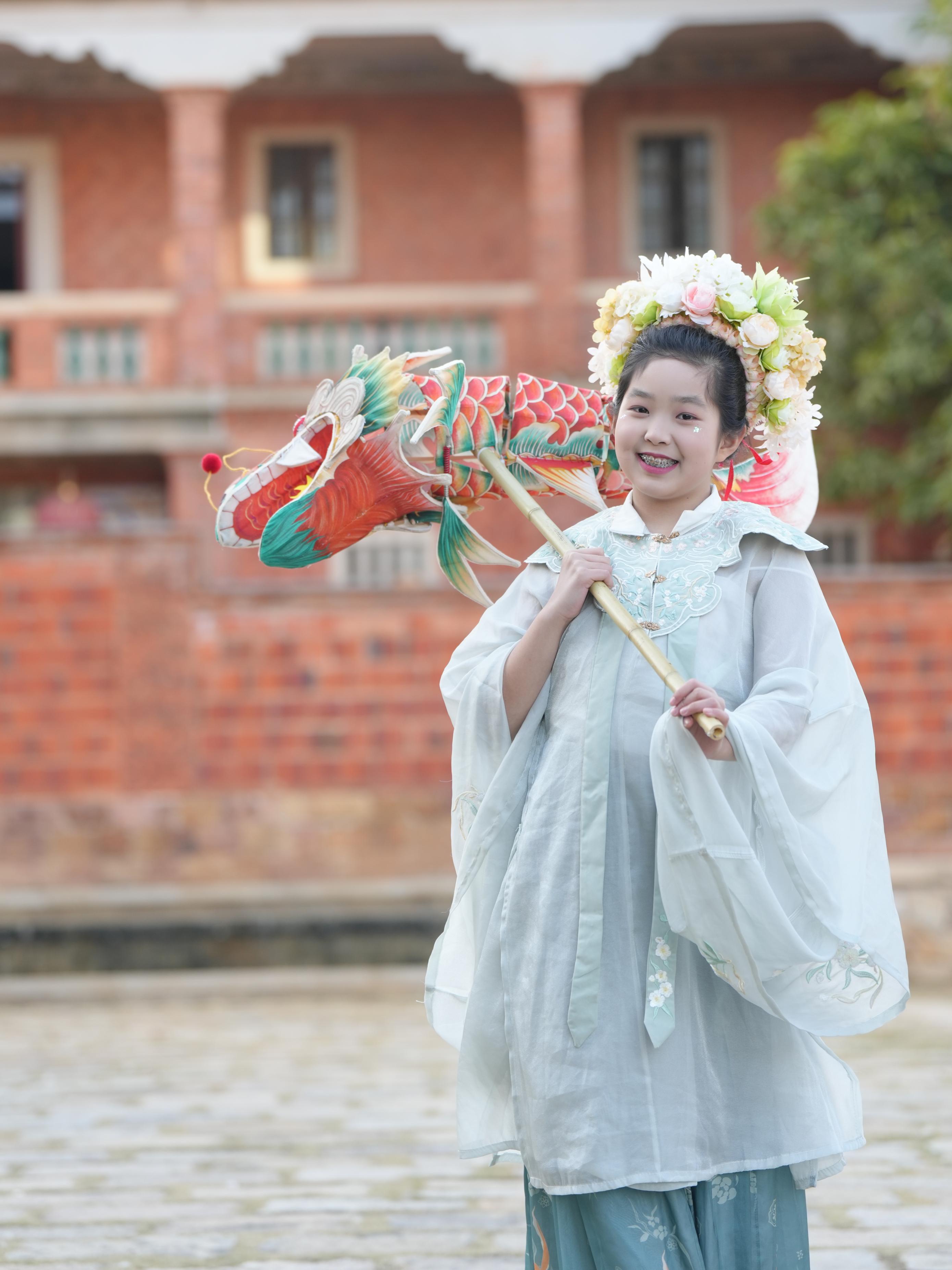 在泉州，沈女士為女兒拍下頭戴簪花的照片。受訪者供圖