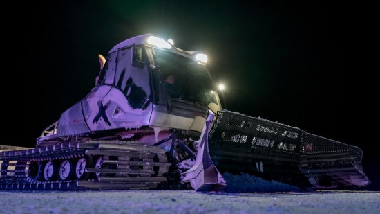吉林市松花湖滑雪度假區(qū)內(nèi)，壓雪車正在平整雪道。新華社記者 唐成卓 攝