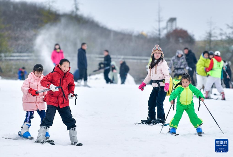 2月23日,滑雪愛好者在貴陽市高坡云頂滑雪場滑雪。新華社記者 楊文斌攝